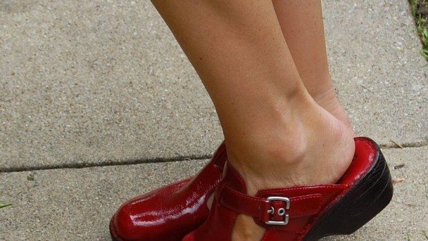 Comfortable Women�s Shoes Review of Born Della TStrap Clog