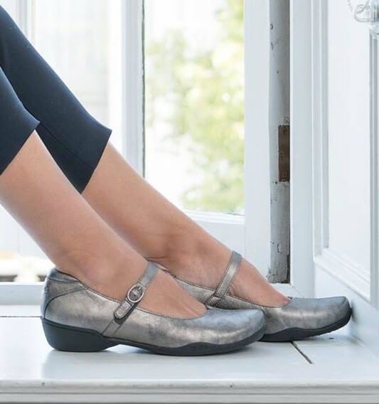 womens shoes wide toe box narrow heel