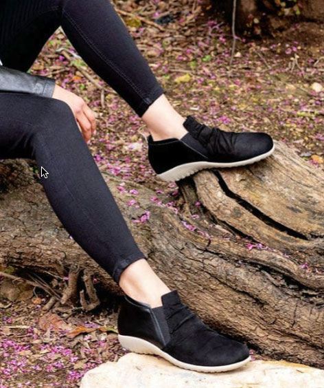 Barking Dog Shoes reviews and recommends the best footwear for people with various foot issues (as well as for women with average feet for whom comfort is a high priority).