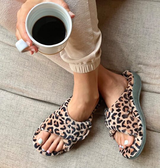 9 Best Comfortable Slippers for Women 9 comfortable slippers vionic relax 2
