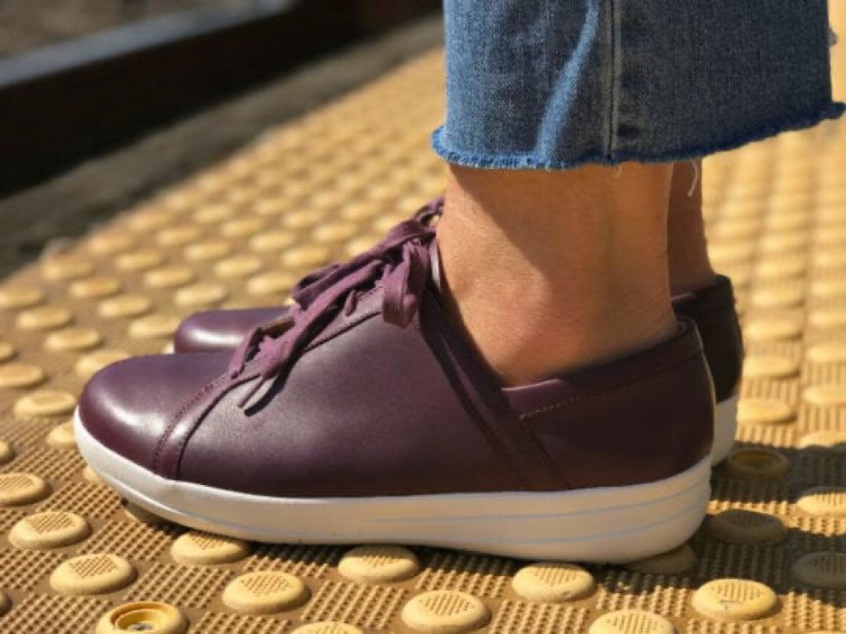 Barking Dog Shoes reviews and recommends the best footwear for people with various foot issues (as well as for women with average feet for whom comfort is a high priority).