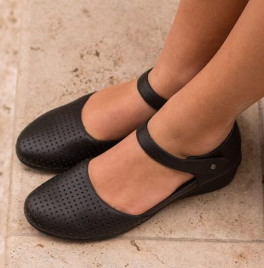 Barking Dog Shoes reviews and recommends the best footwear for people with various foot issues (as well as for women with average feet for whom comfort is a high priority).