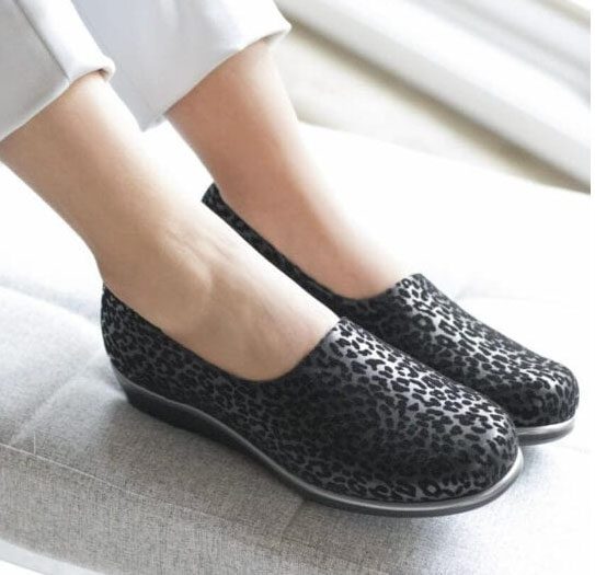 Barking Dog Shoes reviews and recommends the best footwear for people with various foot issues (as well as for women with average feet for whom comfort is a high priority).