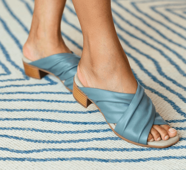 Barking Dog Shoes reviews and recommends the best footwear for people with various foot issues (as well as for women with average feet for whom comfort is a high priority).