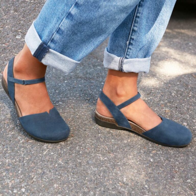 Barking Dog Shoes reviews and recommends the best footwear for people with various foot issues (as well as for women with average feet for whom comfort is a high priority).