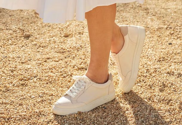 Barking Dog Shoes reviews and recommends the best footwear for people with various foot issues (as well as for women with average feet for whom comfort is a high priority).