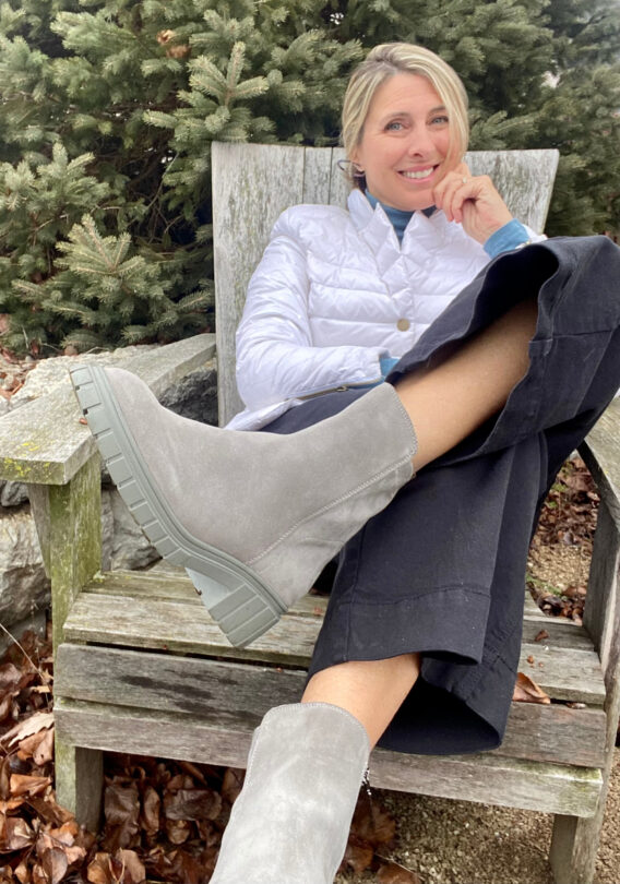 Barking Dog Shoes reviews and recommends the best footwear for people with various foot issues (as well as for women with average feet for whom comfort is a high priority).