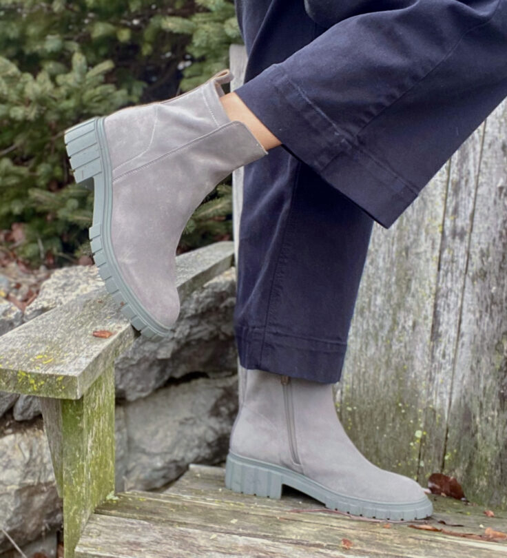 Barking Dog Shoes reviews and recommends the best footwear for people with various foot issues (as well as for women with average feet for whom comfort is a high priority).