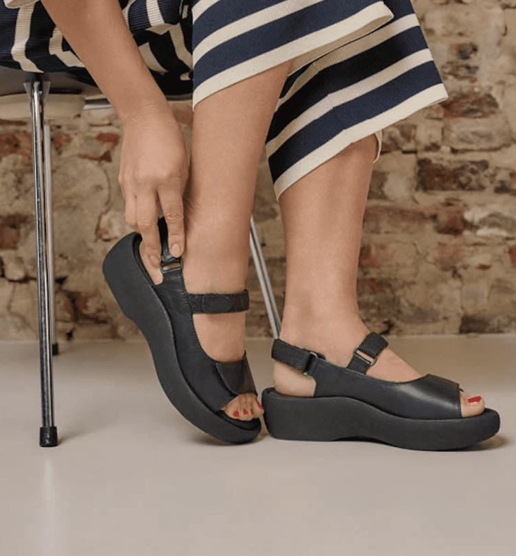 Barking Dog Shoes reviews and recommends the best footwear for people with various foot issues (as well as for women with average feet for whom comfort is a high priority).