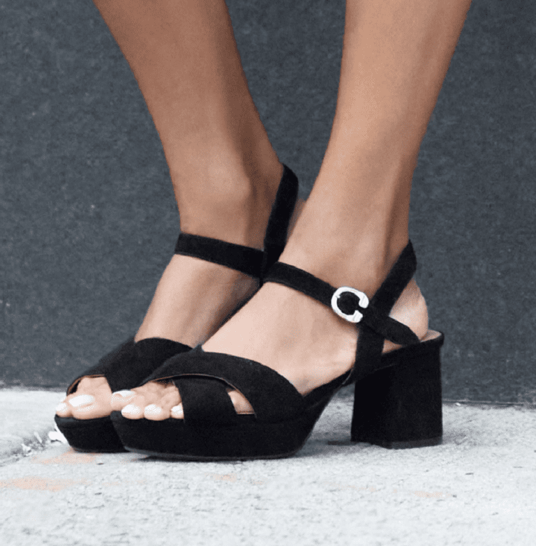 Barking Dog Shoes reviews and recommends the best footwear for people with various foot issues (as well as for women with average feet for whom comfort is a high priority).