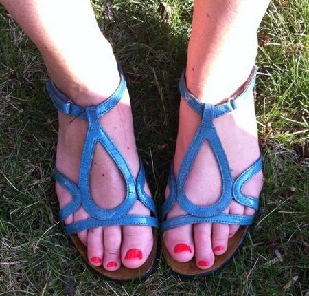 Barking Dog Shoes reviews and recommends the best footwear for people with various foot issues (as well as for women with average feet for whom comfort is a high priority).