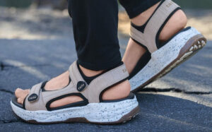 Barking Dog Shoes reviews and recommends the best footwear for people with various foot issues (as well as for women with average feet for whom comfort is a high priority).