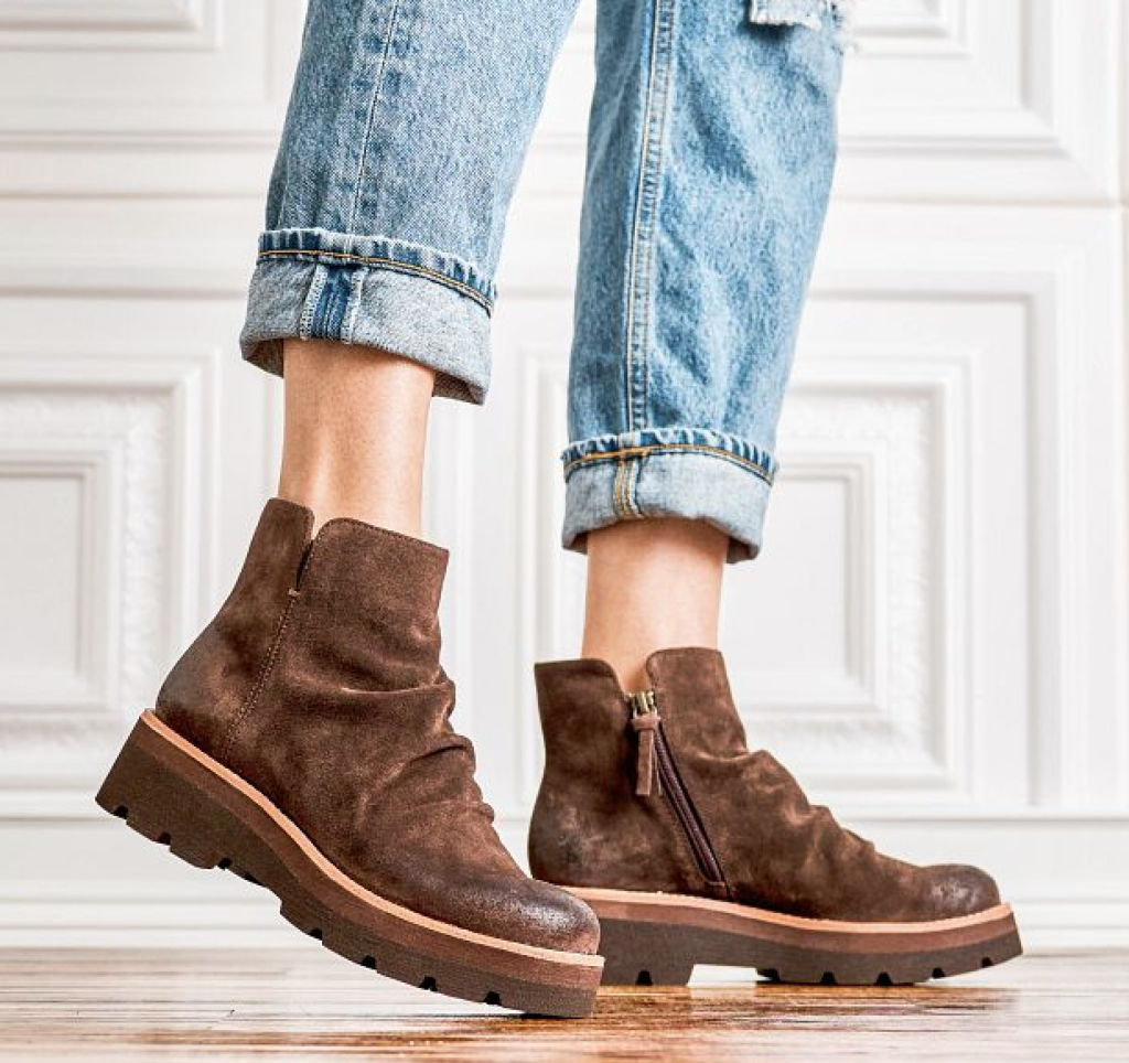 Barking Dog Shoes reviews and recommends the best footwear for people with various foot issues (as well as for women with average feet for whom comfort is a high priority).