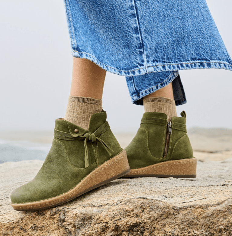 Barking Dog Shoes reviews and recommends the best footwear for people with various foot issues (as well as for women with average feet for whom comfort is a high priority).