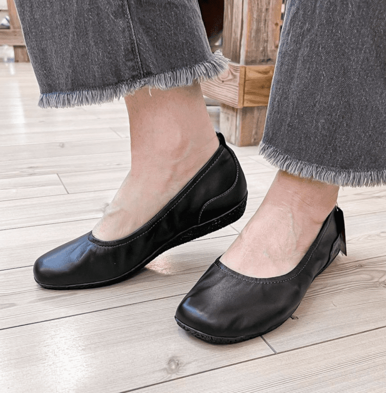 Barking Dog Shoes reviews and recommends the best footwear for people with various foot issues (as well as for women with average feet for whom comfort is a high priority).