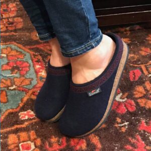 Barking Dog Shoes reviews and recommends the best footwear for people with various foot issues (as well as for women with average feet for whom comfort is a high priority).