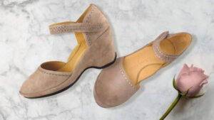 Barking Dog Shoes reviews and recommends the best footwear for people with various foot issues (as well as for women with average feet for whom comfort is a high priority).