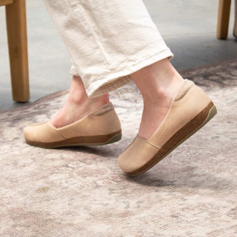 Barking Dog Shoes reviews and recommends the best footwear for people with various foot issues (as well as for women with average feet for whom comfort is a high priority).