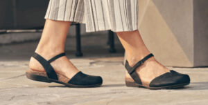 Barking Dog Shoes reviews and recommends the best footwear for people with various foot issues (as well as for women with average feet for whom comfort is a high priority).