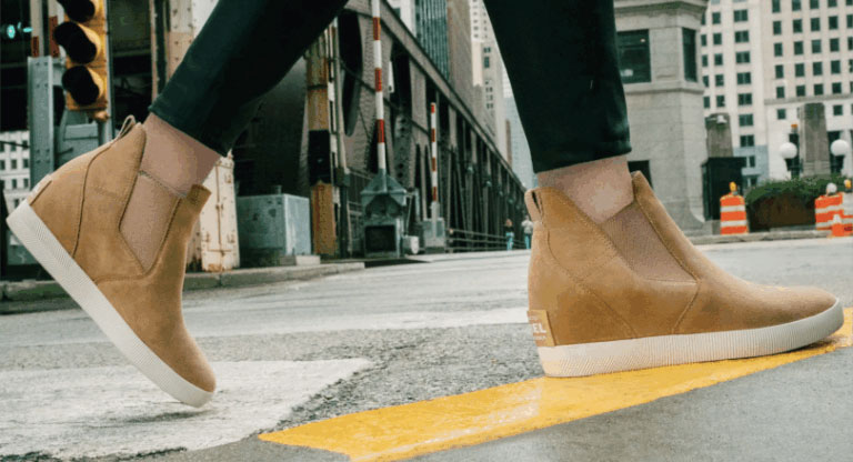 Barking Dog Shoes reviews and recommends the best footwear for people with various foot issues (as well as for women with average feet for whom comfort is a high priority).