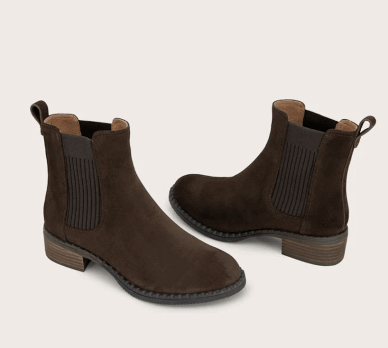 Barking Dog Shoes reviews and recommends the best footwear for people with various foot issues (as well as for women with average feet for whom comfort is a high priority).