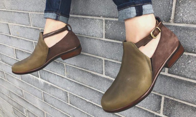 Barking Dog Shoes reviews and recommends the best footwear for people with various foot issues (as well as for women with average feet for whom comfort is a high priority).